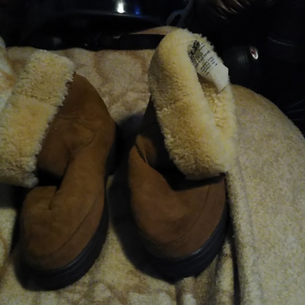 UGG SHORT BOOTS size 11 M